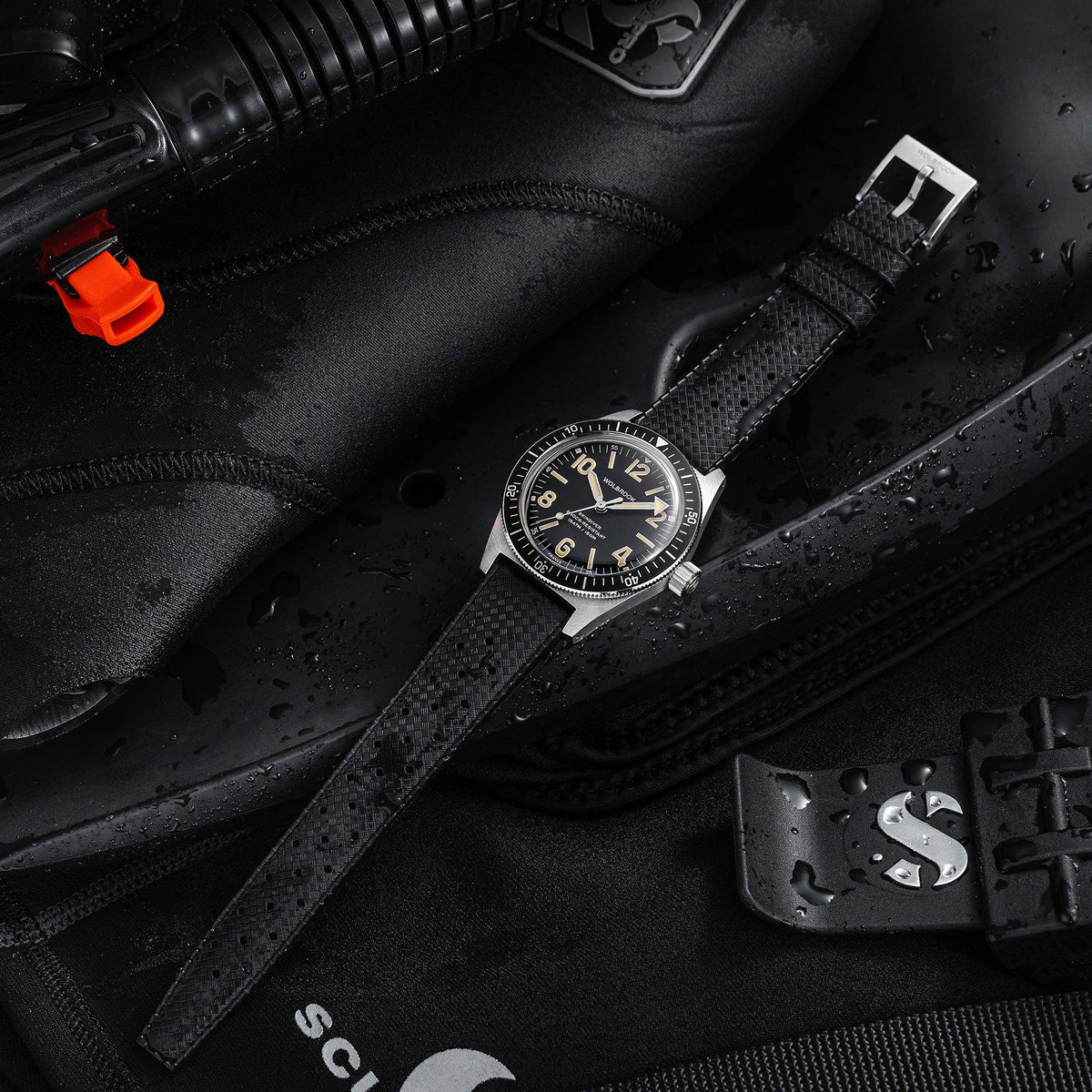 Skindiver Automatic Watch - Vintage Lum & Black Dial - Green Rubber Strap